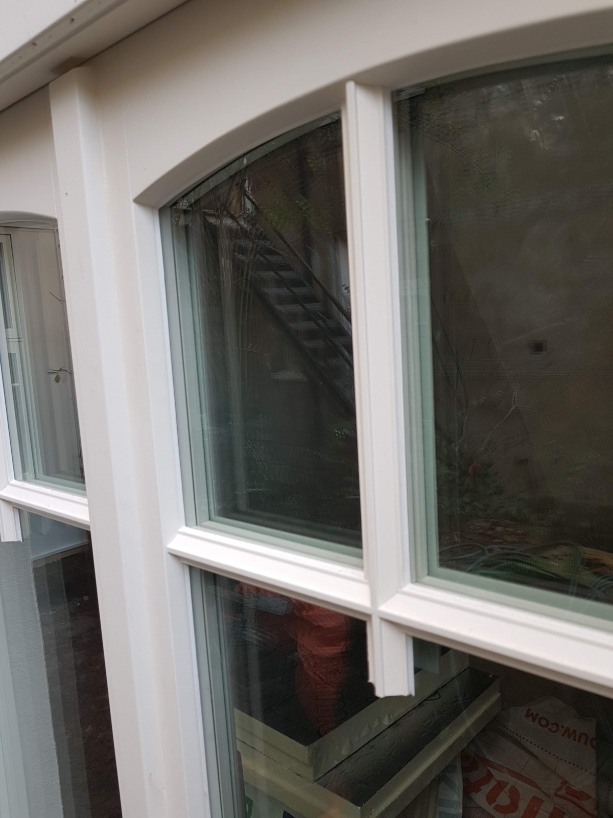 Toog_en_roeden_nagemaakt_van_origineel._Zichtbaar_is_hier_ook_het_triple_glas_met_sponning_in_kleur_van_het_hout..jpg Toog_en_roeden_nagemaakt_van_origineel._Zichtbaar_is_hier_ook_het_triple_glas_met_sponning_in_kleur_van_het_hout..jpg