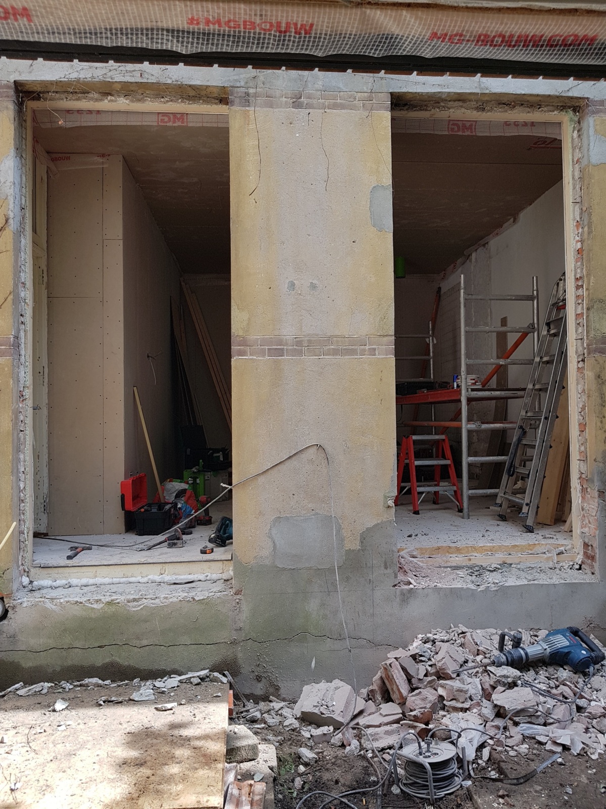 Vergroten_van_de_nis_voor_nieuwe_deuren_1.jpg Vergroten_van_de_nis_voor_nieuwe_deuren_1.jpg