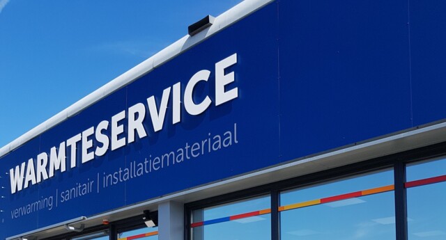 Warmteservice Almere nieuwe houten voorpui. Dubbel isolatieglas. Antraciet kleur.