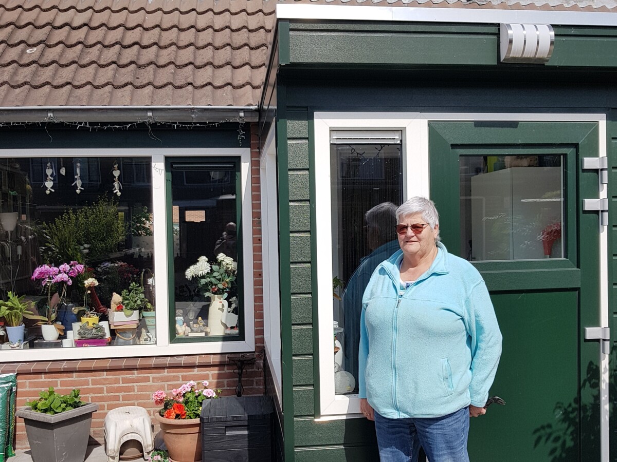 Ria van DIjk voor haar nieuwe groene uitbouw